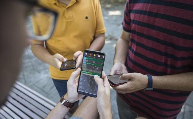 Jóvenes apostando en Internet. 