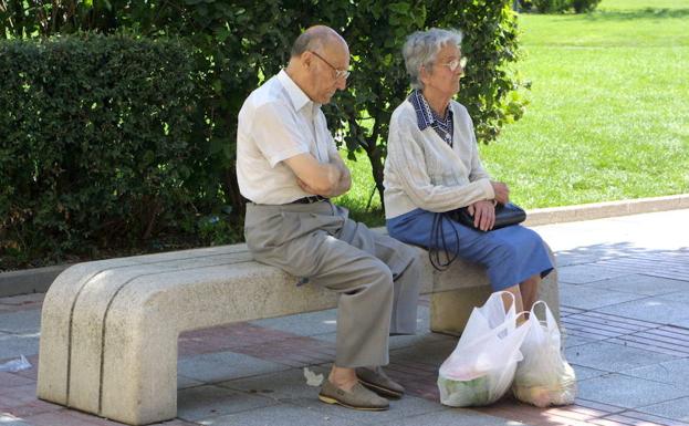 Una pareja de ancianos descansa en una plaza de Miranda de Ebro. 