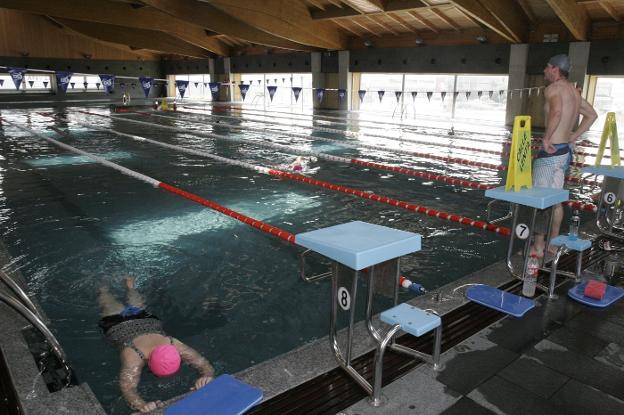 Los vecinos de Laredo utilizan la piscina de Colindres debido a que la suya se cerró hace ya tres años y medio.