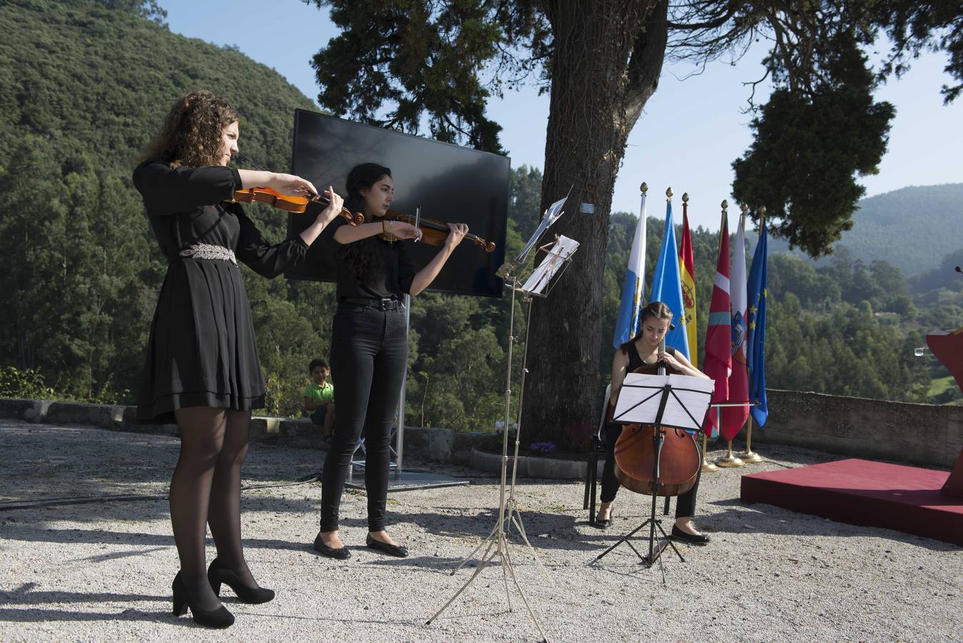 Cantabria, País Vasco y Asturias han recordado a los milicianos de la 'Lista Larrinoa', bombardeados en Ampuero en el verano de 1937