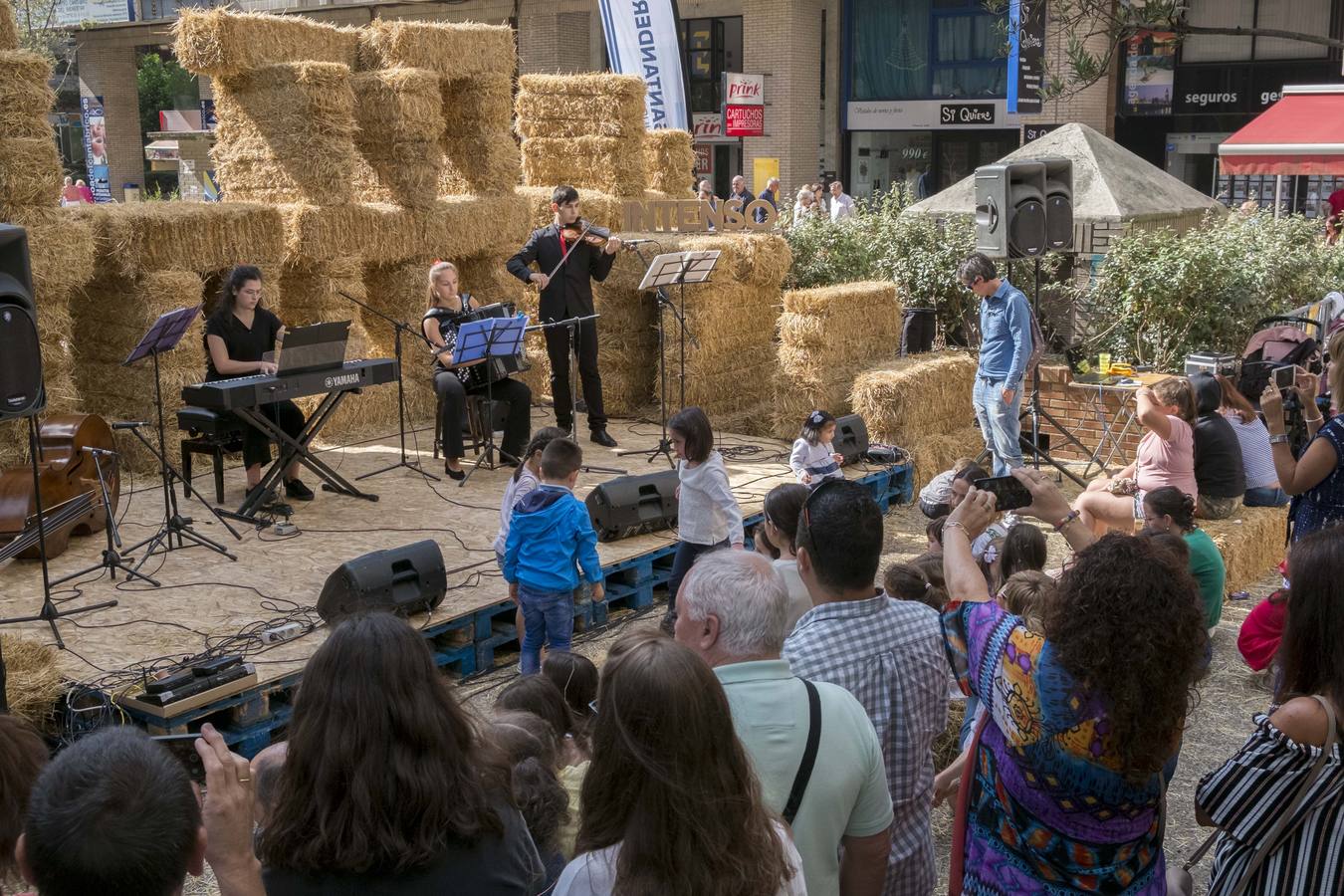 El festival ARTEcturaS se celebra este 30 de septiembre en la Plaza de las Cervezas de Santander y sus actividades se desarrollan en un efímero teatro romano construido con pacas de paja.