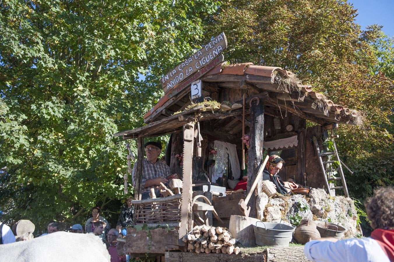 El desfile de carretas ha puesto fin a las fiestas de San Mateo en Reinosa, con el tradicional paseo de carros que, tirados por bueyes o vacas, representan escenas tradicionales de la vida rural de la comarca