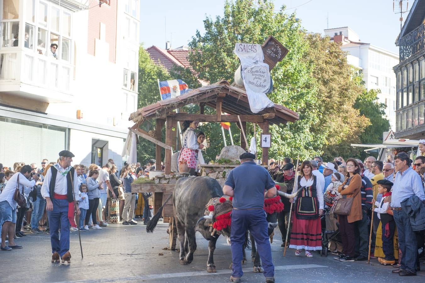 El desfile de carretas ha puesto fin a las fiestas de San Mateo en Reinosa, con el tradicional paseo de carros que, tirados por bueyes o vacas, representan escenas tradicionales de la vida rural de la comarca