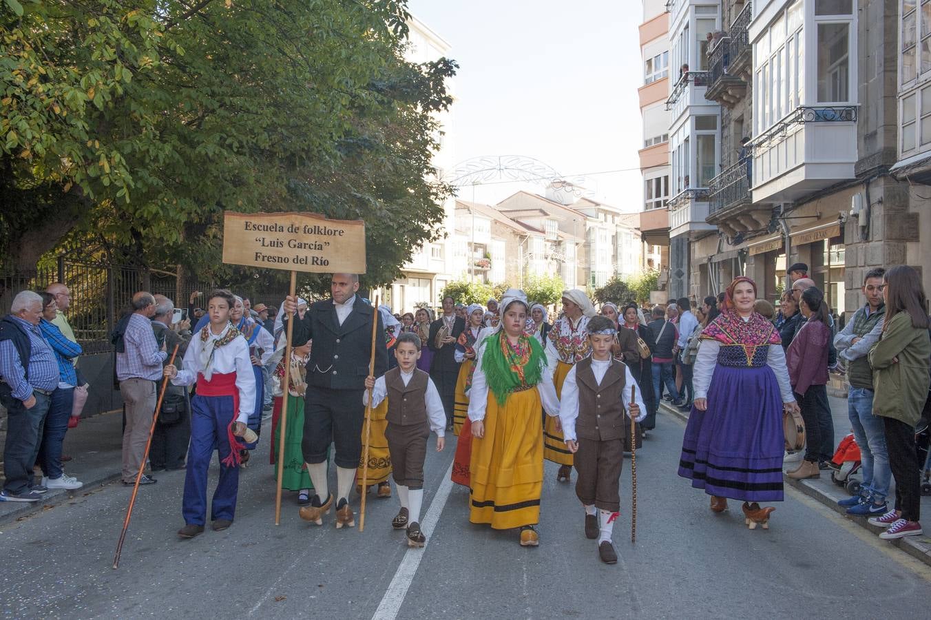 El desfile de carretas ha puesto fin a las fiestas de San Mateo en Reinosa, con el tradicional paseo de carros que, tirados por bueyes o vacas, representan escenas tradicionales de la vida rural de la comarca