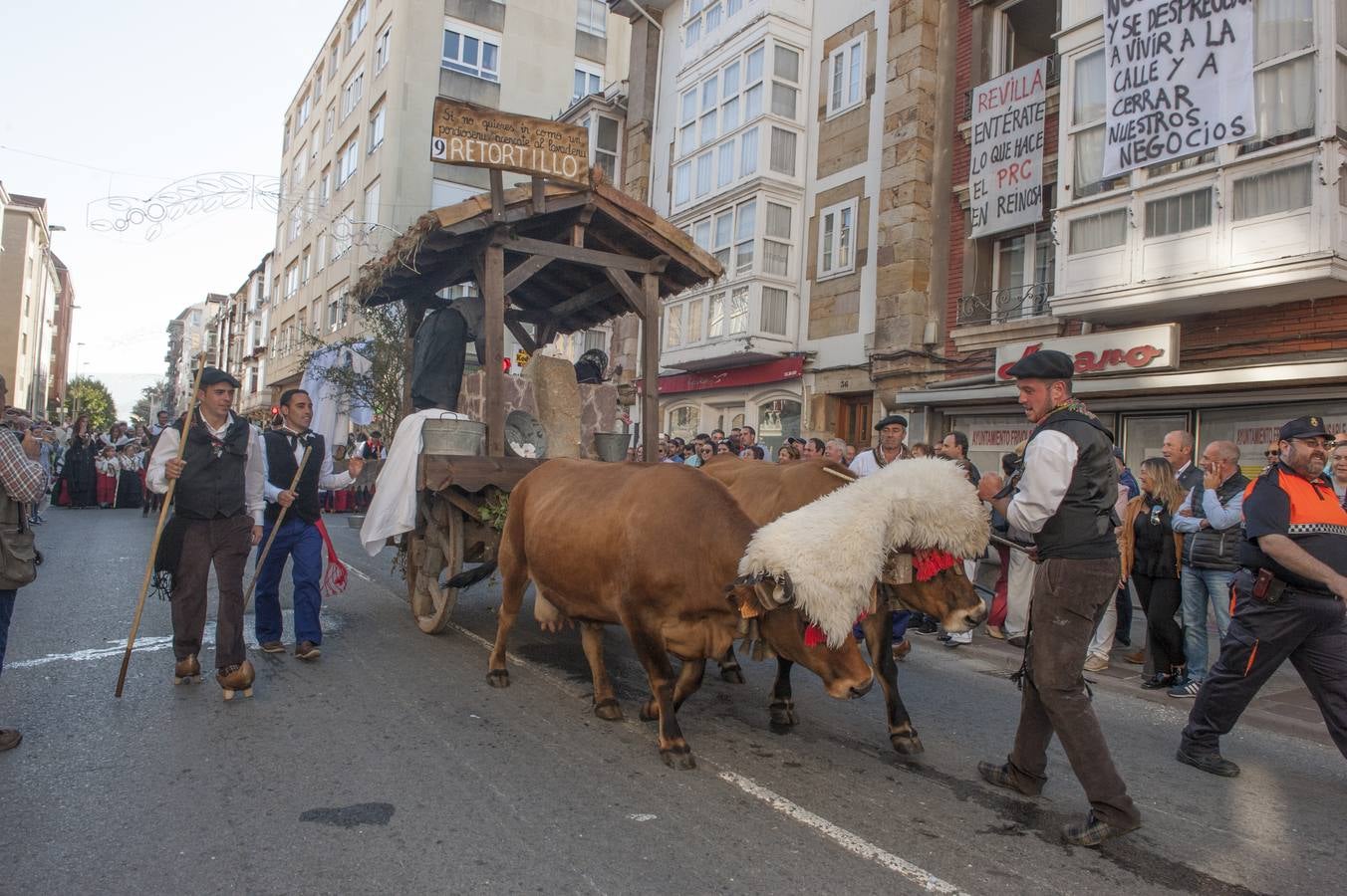 El desfile de carretas ha puesto fin a las fiestas de San Mateo en Reinosa, con el tradicional paseo de carros que, tirados por bueyes o vacas, representan escenas tradicionales de la vida rural de la comarca