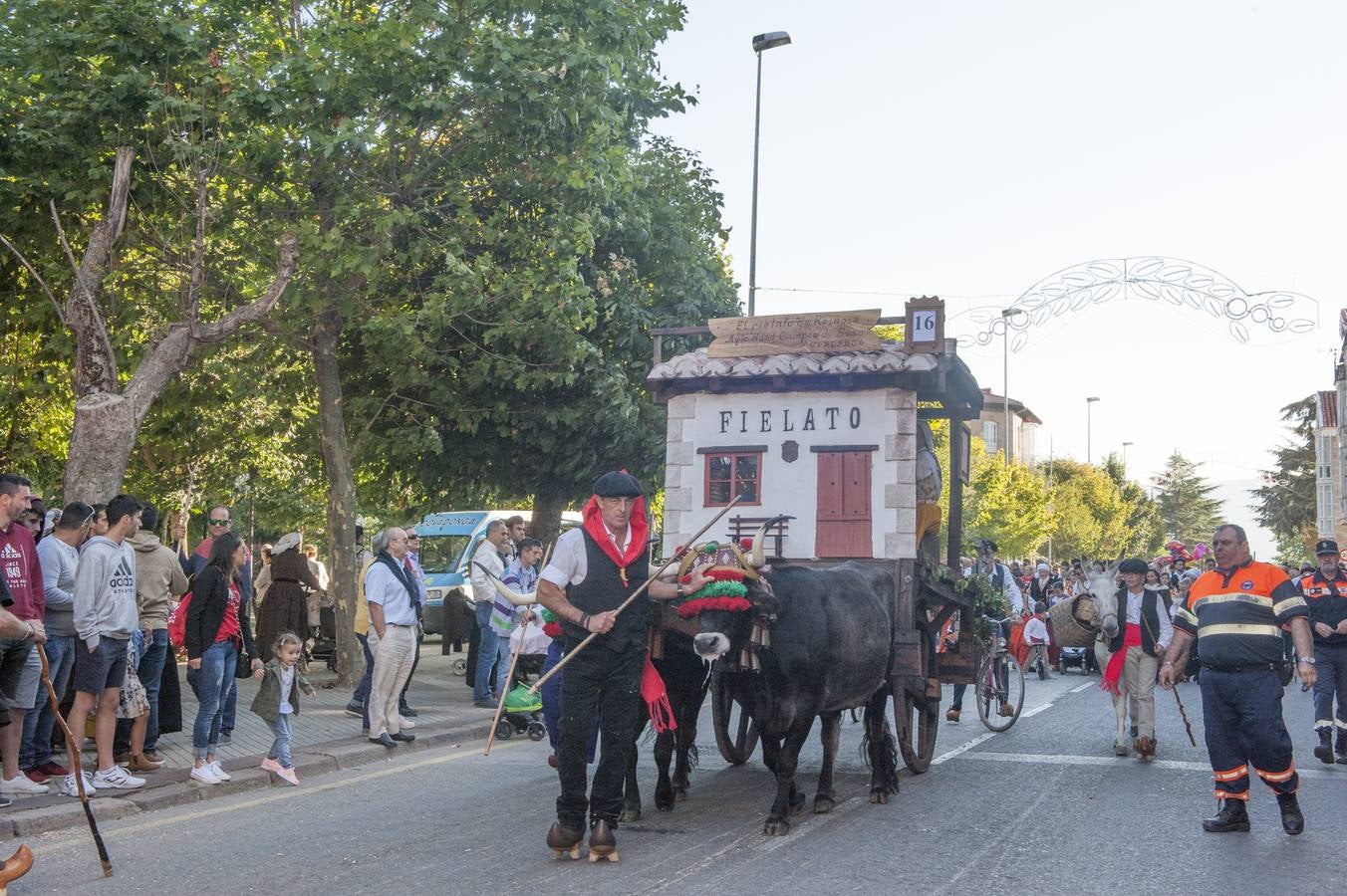 El desfile de carretas ha puesto fin a las fiestas de San Mateo en Reinosa, con el tradicional paseo de carros que, tirados por bueyes o vacas, representan escenas tradicionales de la vida rural de la comarca