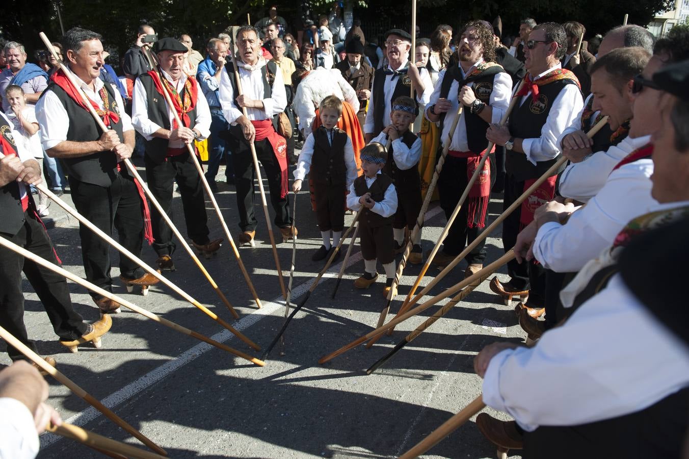 El desfile de carretas ha puesto fin a las fiestas de San Mateo en Reinosa, con el tradicional paseo de carros que, tirados por bueyes o vacas, representan escenas tradicionales de la vida rural de la comarca