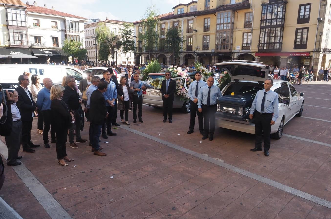 El cuerpo de la golfista cántabra Celia Baquín Arozamena, que fue asesinada el 17 de septiembre en el estado de Iowa, donde vivía, llegó ayer por la tarde a la región tras aterrizar por la mañana en Madrid, y se instaló la capilla ardiente en Torrelavega, donde este domingo por la tarde se ha celebrado el funeral, en la iglesia de la Virgen Grande.