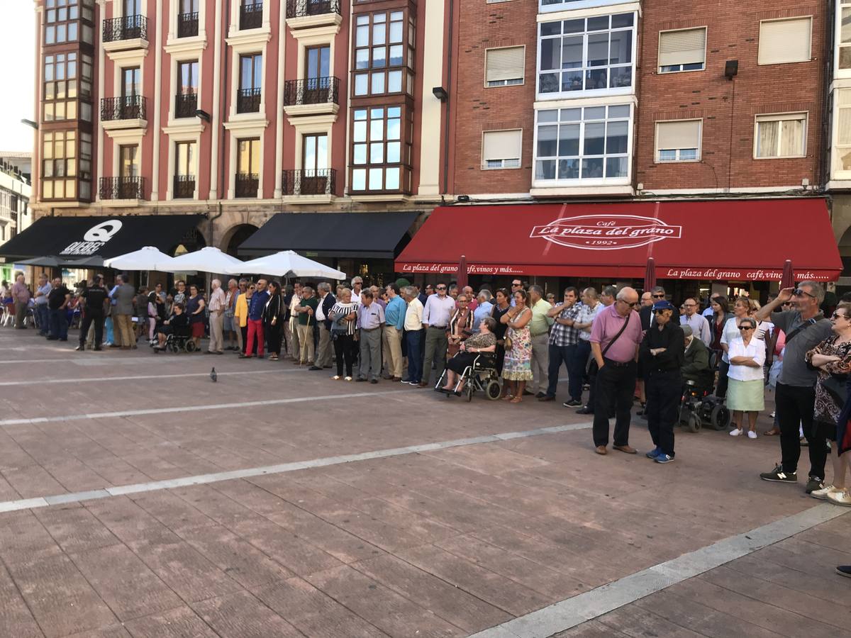 El cuerpo de la golfista cántabra Celia Baquín Arozamena, que fue asesinada el 17 de septiembre en el estado de Iowa, donde vivía, llegó ayer por la tarde a la región tras aterrizar por la mañana en Madrid, y se instaló la capilla ardiente en Torrelavega, donde este domingo por la tarde se ha celebrado el funeral, en la iglesia de la Virgen Grande.