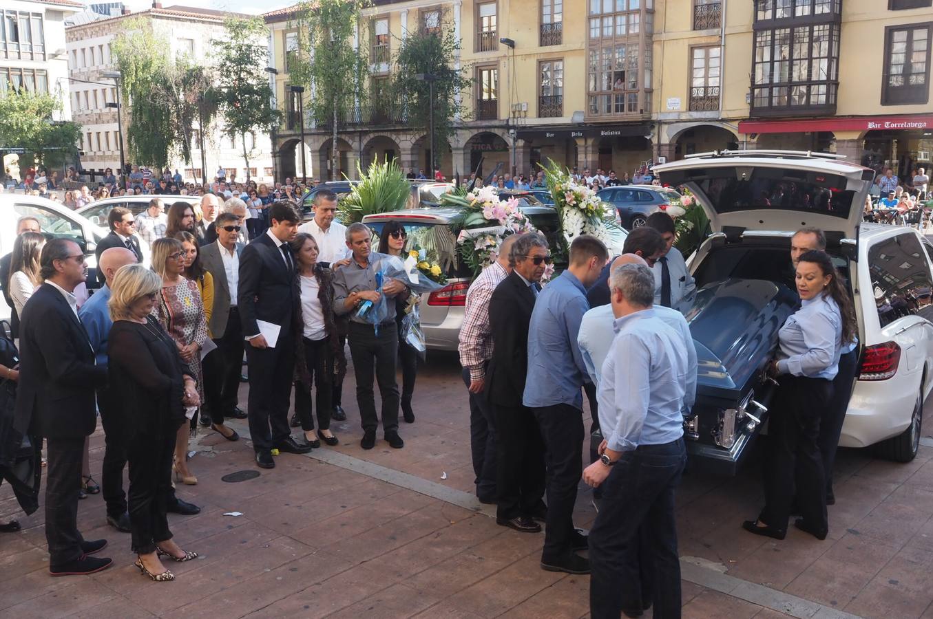 El cuerpo de la golfista cántabra Celia Baquín Arozamena, que fue asesinada el 17 de septiembre en el estado de Iowa, donde vivía, llegó ayer por la tarde a la región tras aterrizar por la mañana en Madrid, y se instaló la capilla ardiente en Torrelavega, donde este domingo por la tarde se ha celebrado el funeral, en la iglesia de la Virgen Grande.