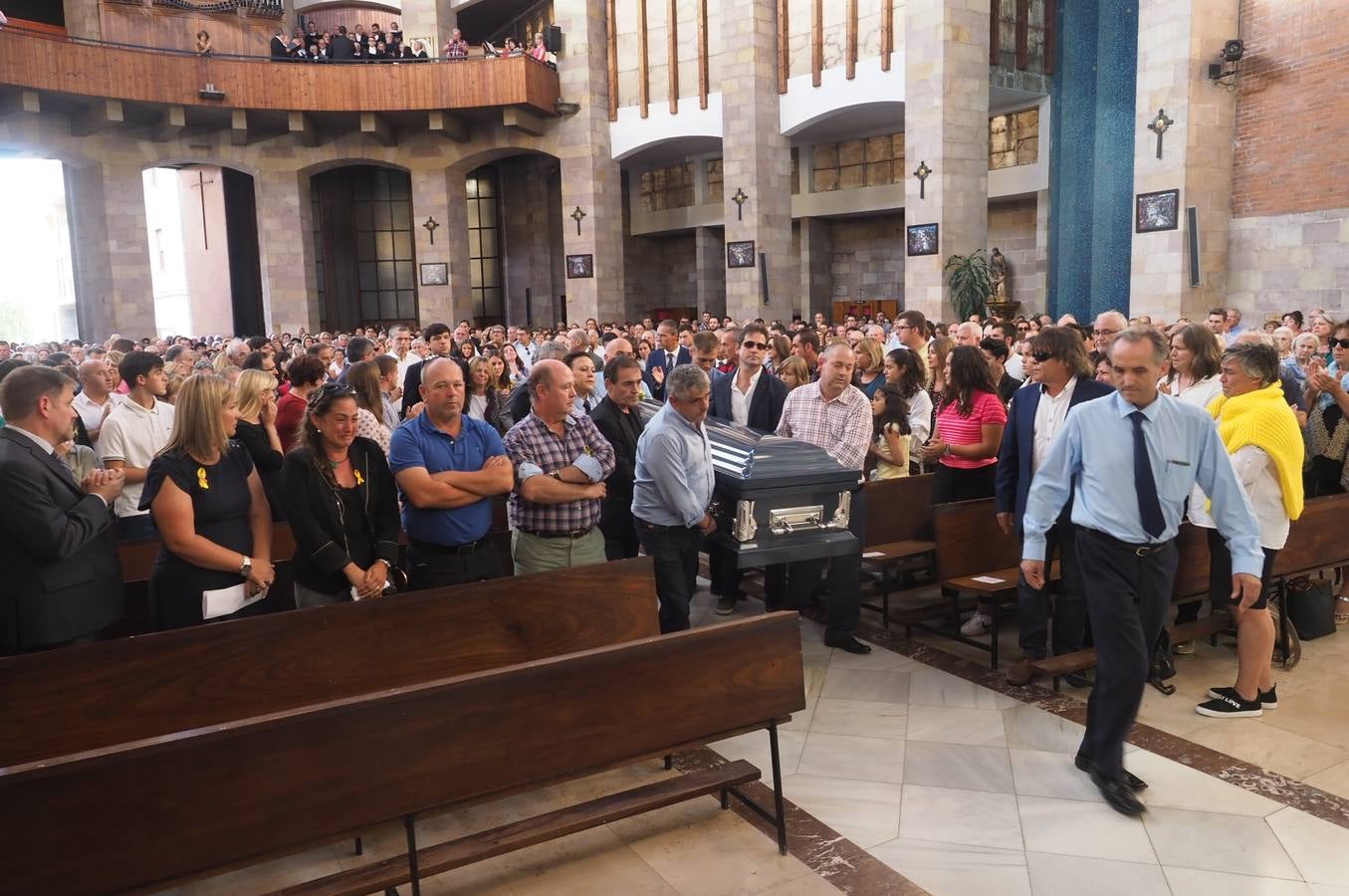 El cuerpo de la golfista cántabra Celia Baquín Arozamena, que fue asesinada el 17 de septiembre en el estado de Iowa, donde vivía, llegó ayer por la tarde a la región tras aterrizar por la mañana en Madrid, y se instaló la capilla ardiente en Torrelavega, donde este domingo por la tarde se ha celebrado el funeral, en la iglesia de la Virgen Grande.