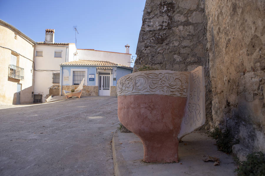 El municipio conquense, uno de los más despoblados de España, ha creado una muralla de tallas y jardínes para atraer turistas.