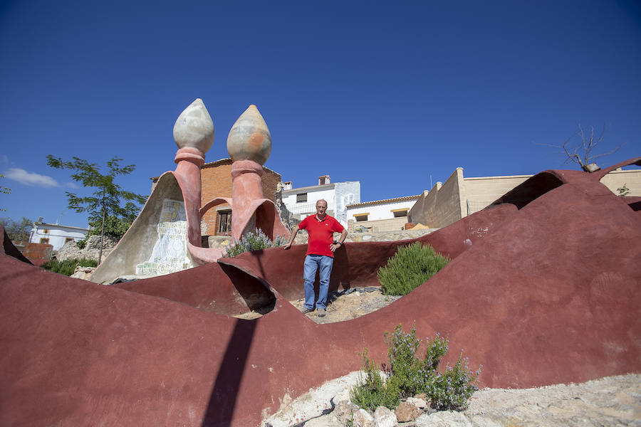 El municipio conquense, uno de los más despoblados de España, ha creado una muralla de tallas y jardínes para atraer turistas.