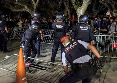 Imagen secundaria 1 - Los Mossos impiden con cargas el asalto de los radicales al Parlament