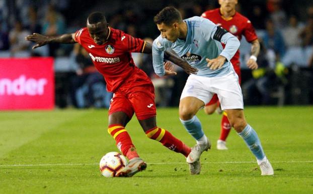 El defensa del Celta Hugo Mayo (d) y el delantero senegalés del Getafe Amath Ndiaye.