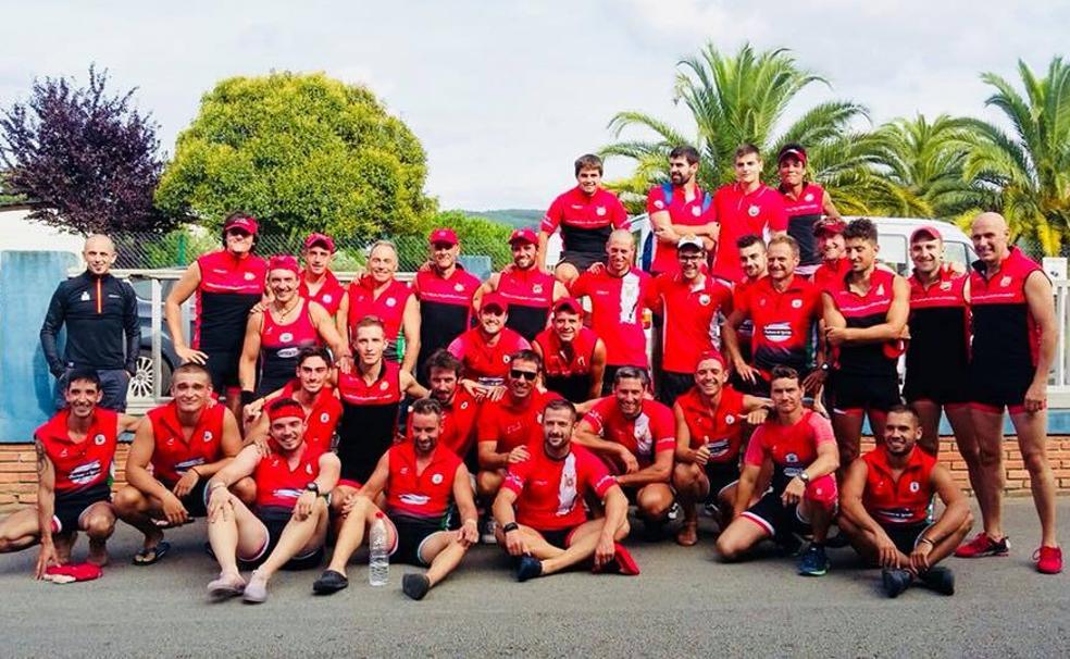 Foto de familia de los integrantes de la trainera senior de La Pejinuca.