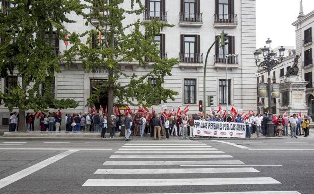 Imagen principal - Los pensionistas cortan el tráfico en Santander para exigir que se respeten sus derechos