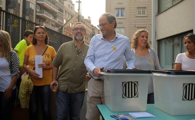 Torra posa con una de las urnas del 1-O en uno de los actos para conmemorar el referéndum ilegal.