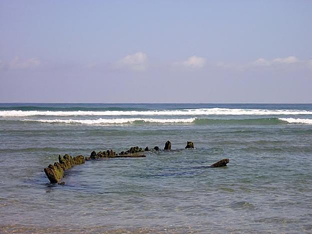 El costillar del barco de vapor y vela 'El Comercio' queda al descubierto en Berria donde embarrancó el 6 de enero de 1942. 