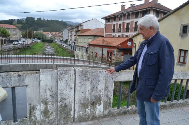 El alcalde de Ampuero, Patricio Martínez, muestra el lugar donde se encontraba la placa. A la izquierda, el rótulo cuando fue colocado. 