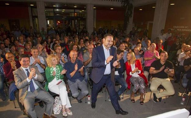 Ábalos cerró en Santander la primera de las dos jornadas de su visita a Cantabria con un acto político ante más de 250 militantes del PSOE. 