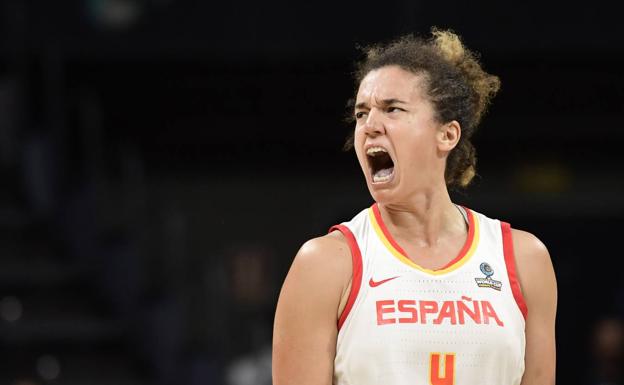 La cántabra Laura Nicholls, capitana de la selección española femenina de baloncesto, celebra la victoria sobre el combinado de Bélgica ayer en Tenerife.