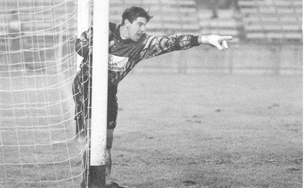 Ceballos, defendiendo la portería del Racing en 1995.