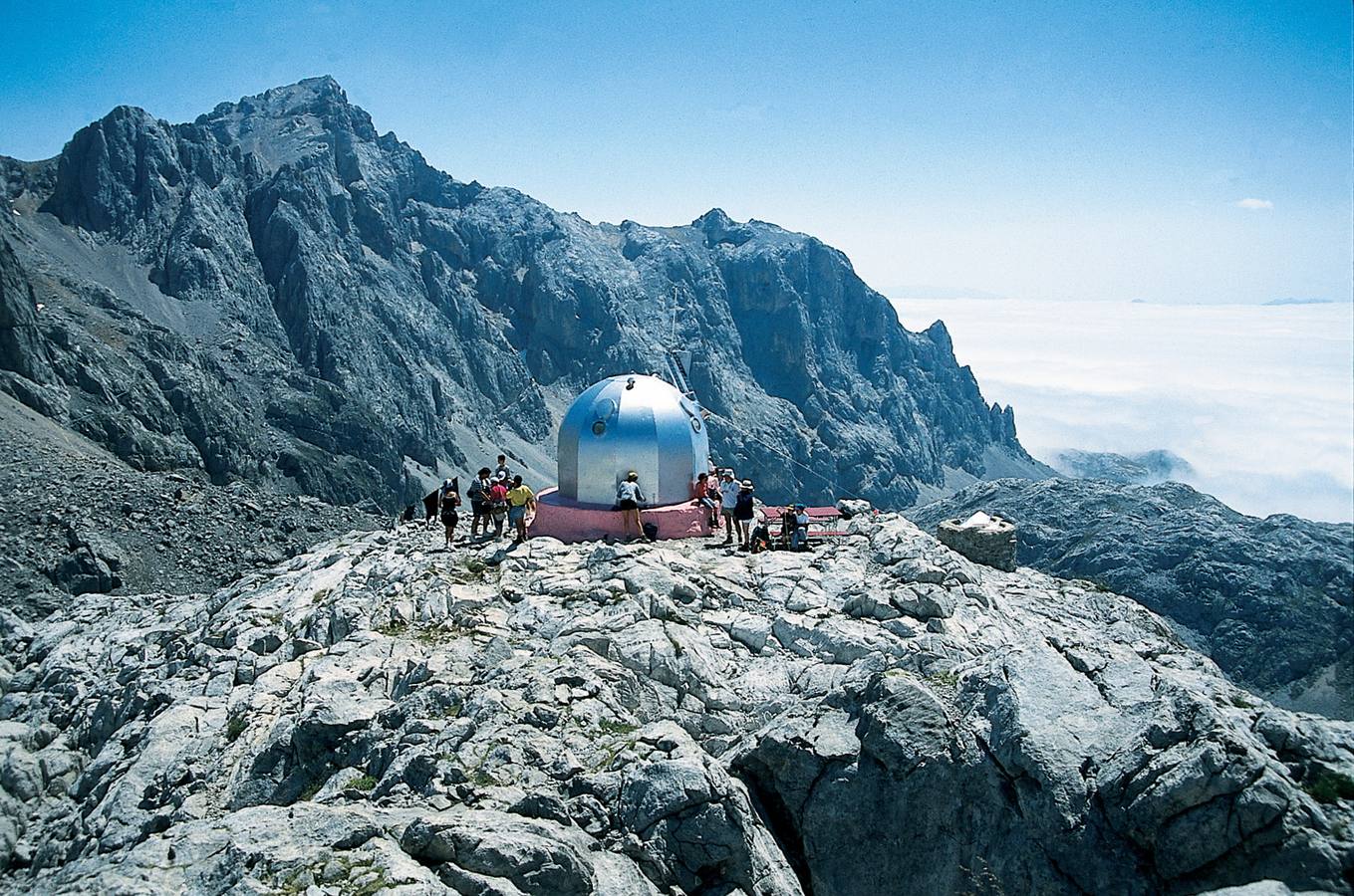 Cabaña Verónica fue la torreta de un cañón de artillería del portaaviones norteamericano 'Palau', que estaba desguazado en una fundición de Santurce. El artilugio fue comprado por la Federación Española de Montaña (FEM) y adaptada para su uso como refugio de emergencia por el ingeniero bilbaíno Conrado Sentíes. Su hija se llamaba Verónica y así llamó al original 'iglú'. Con un caballo, que respondía al nombre de 'Rubio', se subieron todas las piezas hasta el lugar elegido para su ubicación, a los pies de la Torre de Horcados Rojos. Durante ocho días se construyó una plataforma de hormigón y un entramado de cables para sujetarla. En 1961 se inauguró y tiene capacidad para entre cuatro y seis montañeros, preferentemente federados. En el año 1983, la FEM cedió Cabaña Verónica a la Federación Cántabra de Montaña.