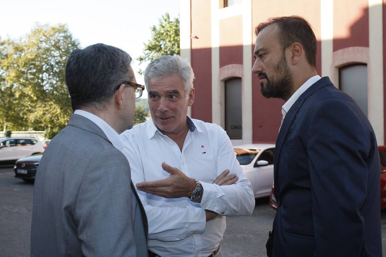 Revilla reúne en Torrelavega a alcaldes y concejales