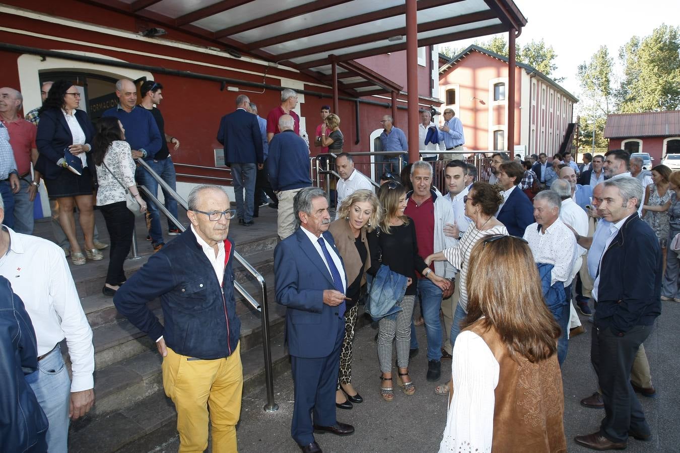 Revilla reúne en Torrelavega a alcaldes y concejales