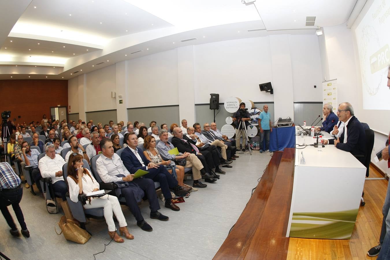 Revilla reúne en Torrelavega a alcaldes y concejales