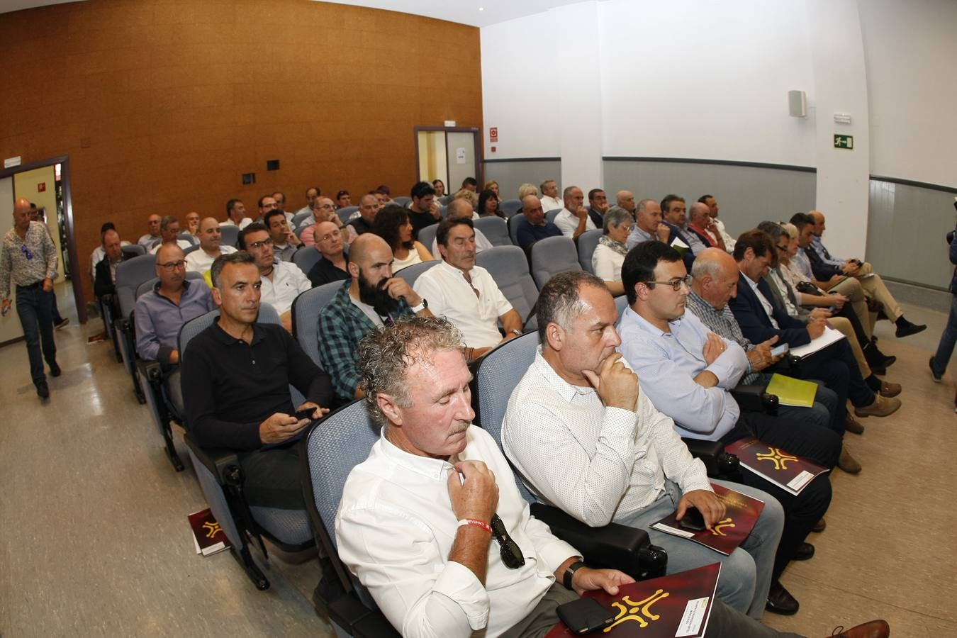 Revilla reúne en Torrelavega a alcaldes y concejales