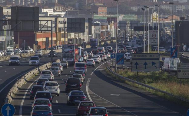 Un accidente ha provocado largas colas para entrar en Santander por la S-10