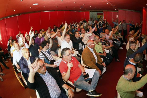 Los socios de la Gimnástica en una votación de la última asamblea celebrada en junio. 