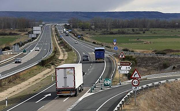 La autovía A-67 entre Palencia y Cantabria a su paso por Frómista. 