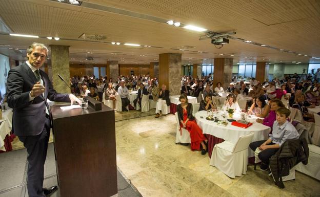 650 personas rinden homenaje al exalcalde de Santander y exministro Íñigo de la Serna