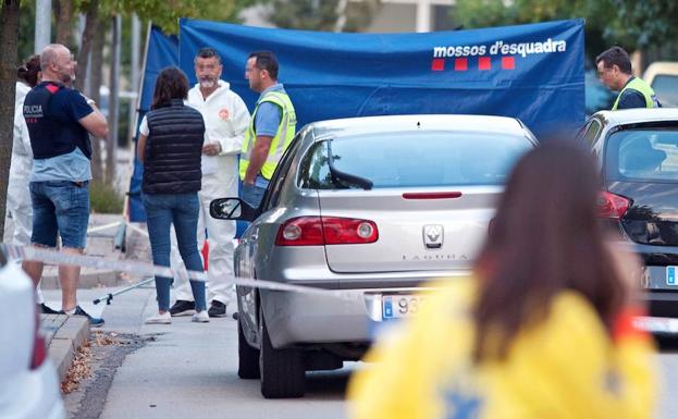 Miembros de la Policia científica de los Mossos d'Esquadra en el lugar donde un hombre de 53 años ha asesinado a su esposa. 
