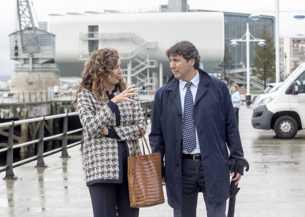 El presidente de Cantabria, Miguel Ángel Revilla; la vicepresidenta, Eva Díaz Tezanos; y la presidenta de Puertos del Estado, Ornella Chacón, entre otros, asisten al acto conmemorativo del coche 7 millones del Puerto de Santander, en el Palacete del Embarcadero.