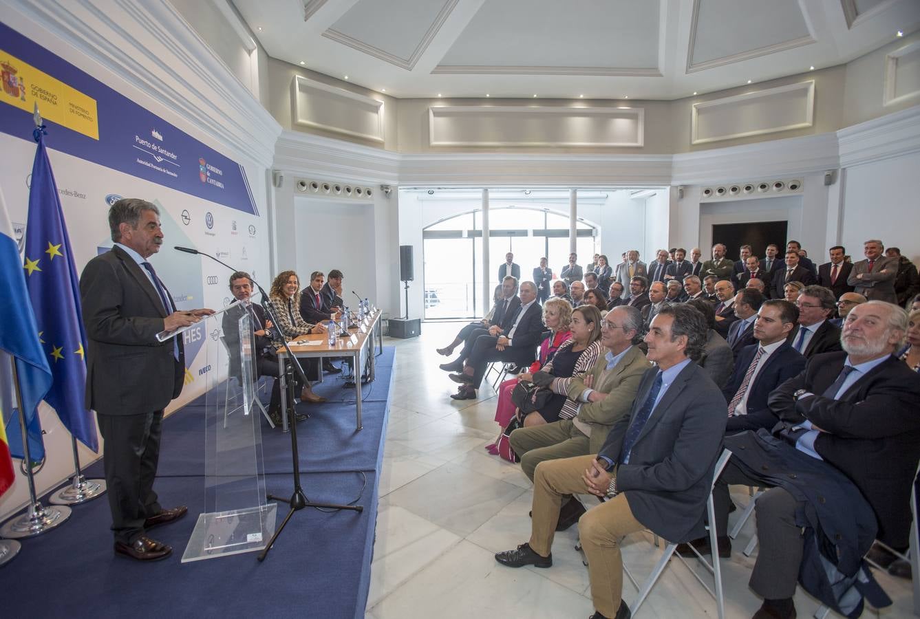 El presidente de Cantabria, Miguel Ángel Revilla; la vicepresidenta, Eva Díaz Tezanos; y la presidenta de Puertos del Estado, Ornella Chacón, entre otros, asisten al acto conmemorativo del coche 7 millones del Puerto de Santander, en el Palacete del Embarcadero.