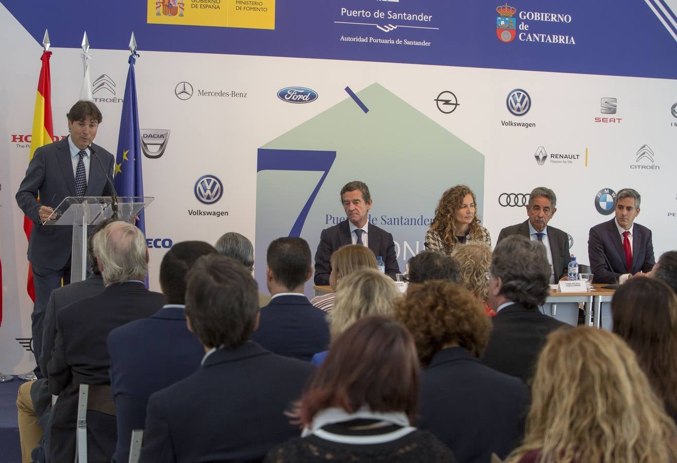 El presidente de Cantabria, Miguel Ángel Revilla; la vicepresidenta, Eva Díaz Tezanos; y la presidenta de Puertos del Estado, Ornella Chacón, entre otros, asisten al acto conmemorativo del coche 7 millones del Puerto de Santander, en el Palacete del Embarcadero.