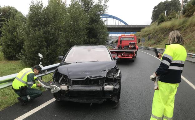 Sobre las diez de la mañana, otro accidente en el nudo de Torrelavega se sumaba a la lista de siniestros de este lunes.