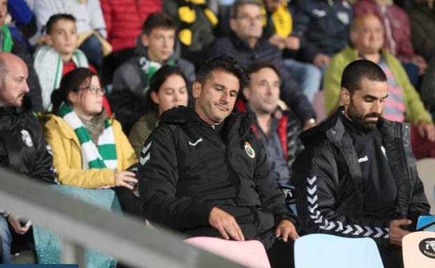 Iván Ania (izquierda) y Antonio Bores, uno de los integrantes del cuerpo técnico, este domingo en el campo de Lasesarre en Barakaldo.