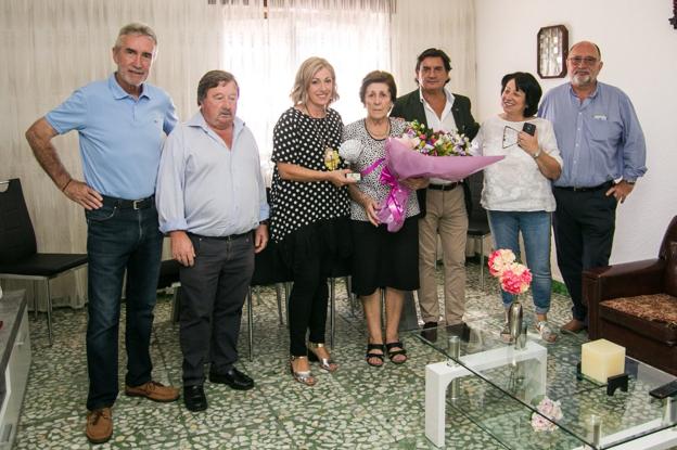 Ascensión Iturbe y familiares, durante el homenaje tributado por la alcaldesa, Rosa Díaz Fernández, y varios concejales. 