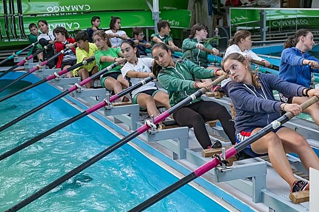 Los niños recuperaron la sincronización remando en el primer día de clase. 