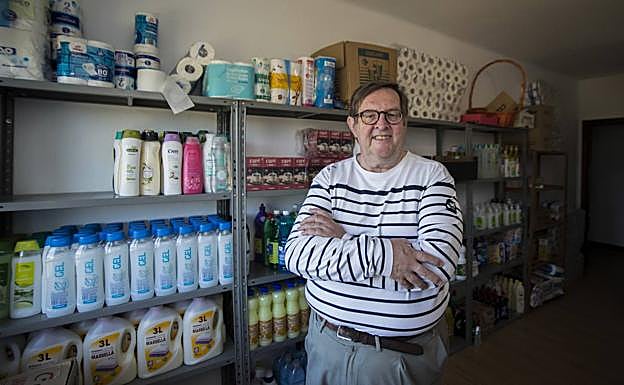Pierre-Alain Monnet en el cuarto donde guardan los productos de primera necesidad e higiene, en el local de Rubayo . 