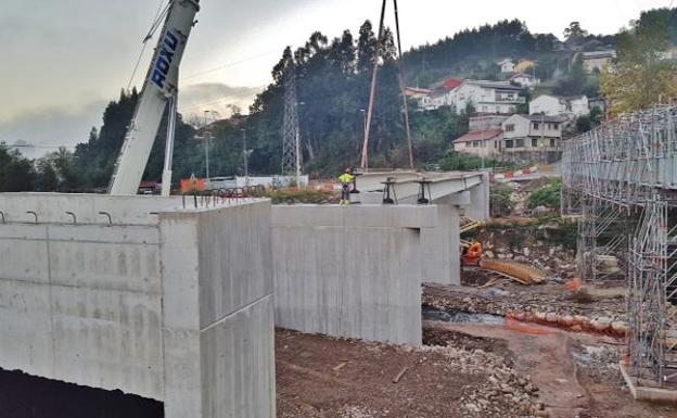 Colocación de las vigas que soportarán la plataforma del nuevo puente Renero