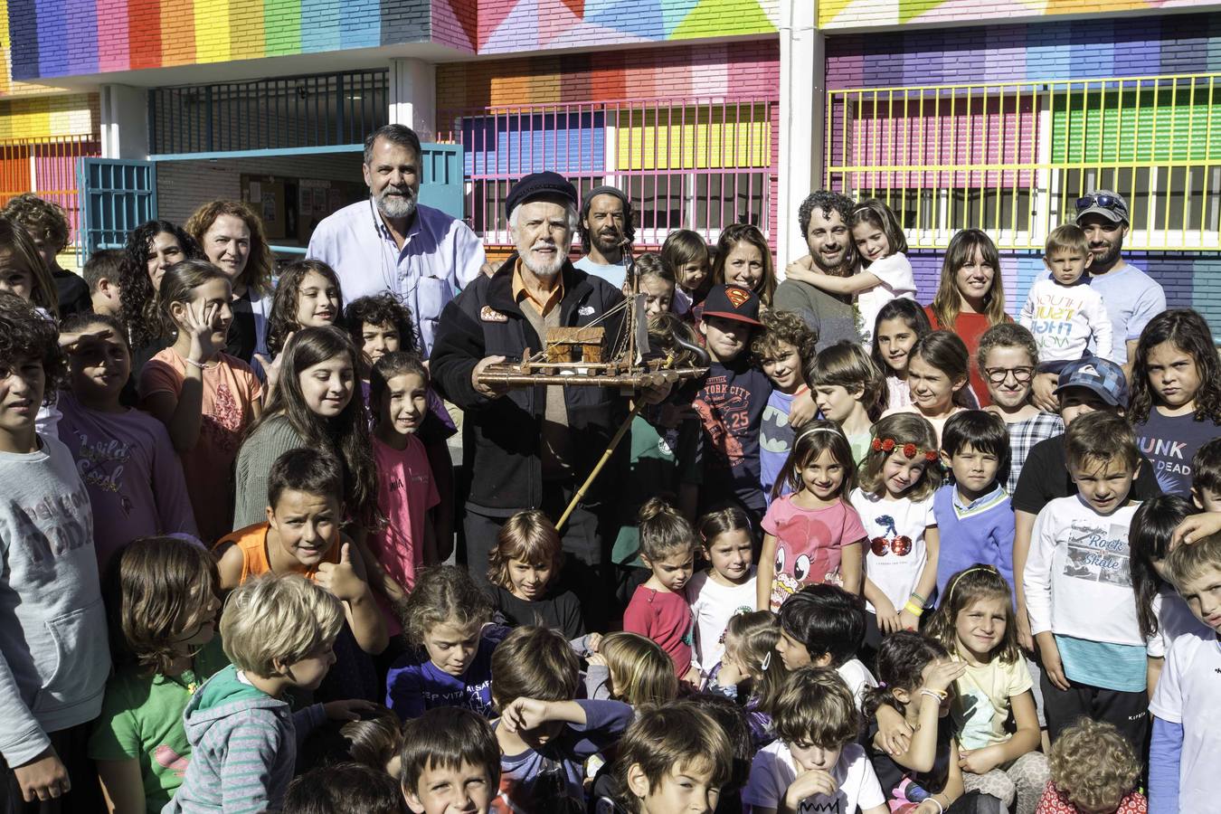 El navegante y escritor manda un mensaje al artista Okuda para agradecerle su intervención en el colegio de Cueto: «Es maravilloso lo que has pintado y el cariño que has puesto con tu arte. Eres grande» 