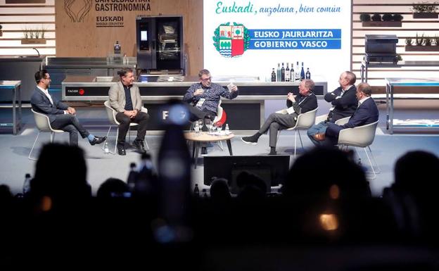 Quique Dacosta y Joan Roca, junto a Pau Arenós, Rafael García Santos, José Carlos Capel y Benjamín Lana, en el coloquio de ayer.