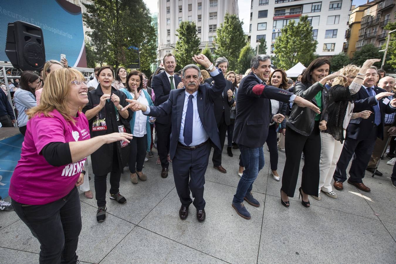 El Centro Hospitalario Padre Menni y varias organizaciones celebran este miércoles el Día Mundial de la Salud Mental, un acto al que han asistido el presidente regional, Miguel Ángel Revilla; la vicepresidenta, Eva Díaz Tezanos; la consejera de Sanidad, Luisa Real, y la alcaldesa de Santander, Gema Igual, que bailaron todos juntos en la plaza del Ayuntamiento.