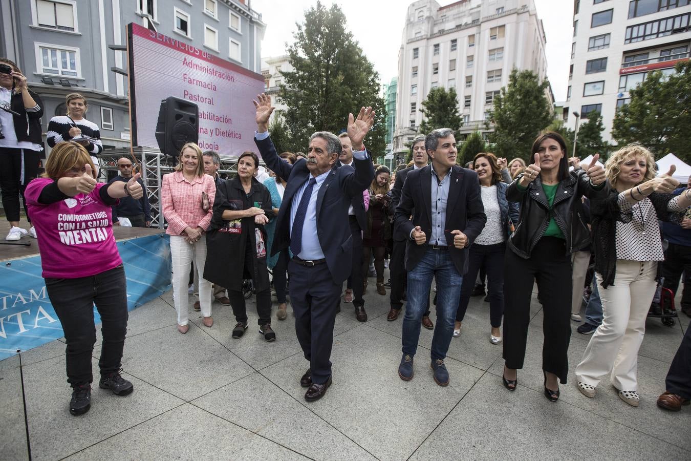 El Centro Hospitalario Padre Menni y varias organizaciones celebran este miércoles el Día Mundial de la Salud Mental, un acto al que han asistido el presidente regional, Miguel Ángel Revilla; la vicepresidenta, Eva Díaz Tezanos; la consejera de Sanidad, Luisa Real, y la alcaldesa de Santander, Gema Igual, que bailaron todos juntos en la plaza del Ayuntamiento.